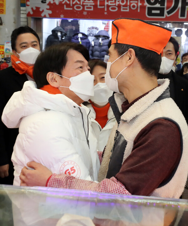 안철수 국민의당 대선 후보가 7일 오후 충남 천안중앙시장을 방문해 한 상인을 끌어안으며 인사하고 있다. (사진=뉴스1)