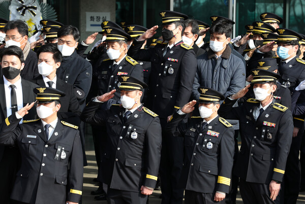 경기 평택시 냉동창고 화재로 순직한 소방관들에 대한 8일 오전 합동영결식에서 순직 소방관들이 운구되는 동안 동료 소방관들이 거수 경례로 배웅하고 있다. (사진=뉴스1)