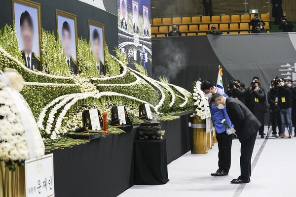 순직 소방관 합동영결식에서 문재인 대통령이 헌화 분향하고 있다. (사진=뉴스1)