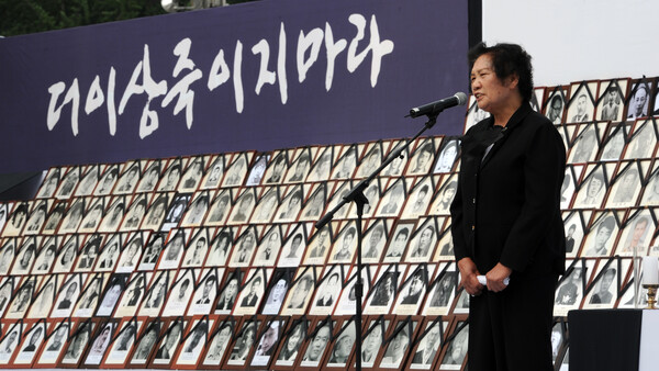 지난 2012년 6월 10일 서울광장에서 열린 제21회 민족민주열사·희생자 범국민추모제에서 전국민족민주유가족협의회 회장이던 고(故) 배은심 여사가 유가족 대표로 인사말을 하고 있다. (사진=뉴스1)