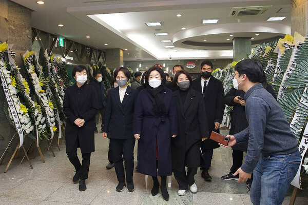 심상정 정의당 대선 후보가 9일 오후 고 배은심 여사의 조문을 위해 조선대학교병원 장례식장에 차려진 빈소에 들어서고 있다. (사진=뉴스1)