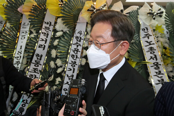 이재명 더불어민주당 대선 후보가 9일 조선대학교병원에 차려진 고 배은심 여사의 빈소를 찾아 조문한 뒤 취재진에게 고인의 뜻을 기리고 있다. (사진=뉴스1) 
