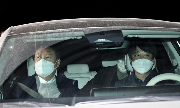 윤석열 국민의힘 대선 후보와 이준석 대표가 지난 6일 의원총회에서 극적 화해를 한 뒤, 경기 평택 냉동창고신축공사장 화재 현장에서 순직한 소방관들의 조문을 위해 윤 후보가 이 대표가 운전하는 차를 타고 함께 빈소로 이동하고 있다. (사진=뉴스1)