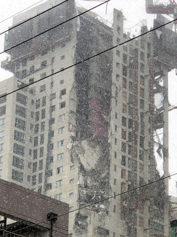 11일 오후 광주광역시 서구 화정동의 신축 아파트 외벽 붕괴 사고가 난 직후 공사현장 모습.(사진=뉴스1)