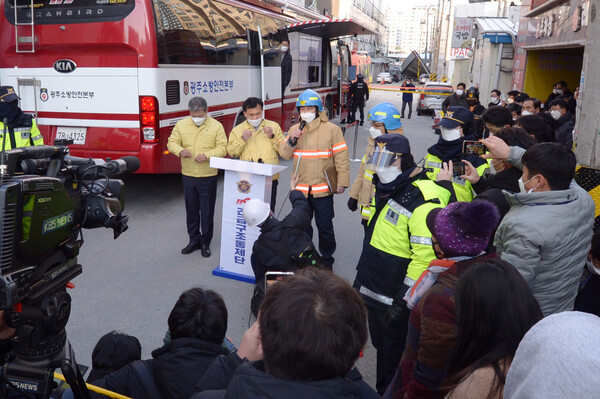 광주광역시 화정동의 신축 아파트 외벽 붕괴사고 현장에서 12일 구조대가 수색 활동 등과 관련한 브리핑을 하고 있다. (사진=뉴스1)