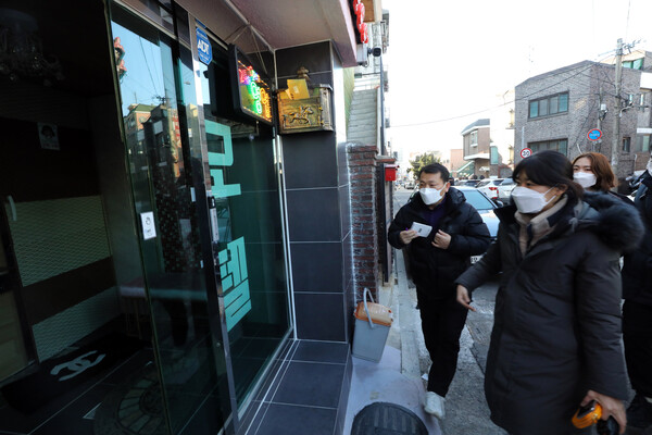 경찰 관계자들이 12일 현장 조사를 위해 이재명 더불어민주당 대선후보의 '변호사비 대납 의혹' 관련 녹취록을 친문 시민단체에 제보했던 인물로 알려진 이모씨가 숨진 채 발견된 모텔로 들어가고 있다. (사진=뉴스1)