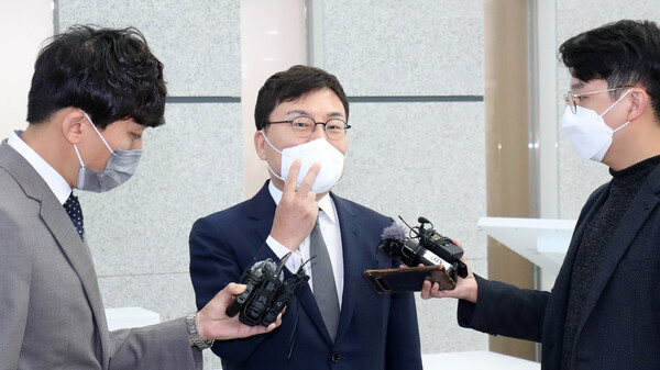 이상직 무소속 의원이 지난해 11월 3일 전북 전주시 전주지법에서 열린 공판 출석에 앞서 취재진의 질의에 답변하고 있다. (사진=뉴스1)