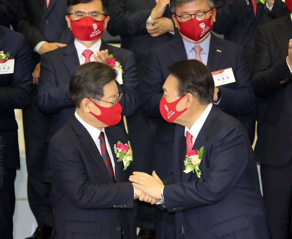 이재명 더불어민주당 대선후보와 윤석열 국민의힘 대선후보가 지난 3일 서울 영등포구 한국거래소에서 열린 2022년 증권·파생상품시장 개장식에서 악수하고 있다.(사진=뉴스1)