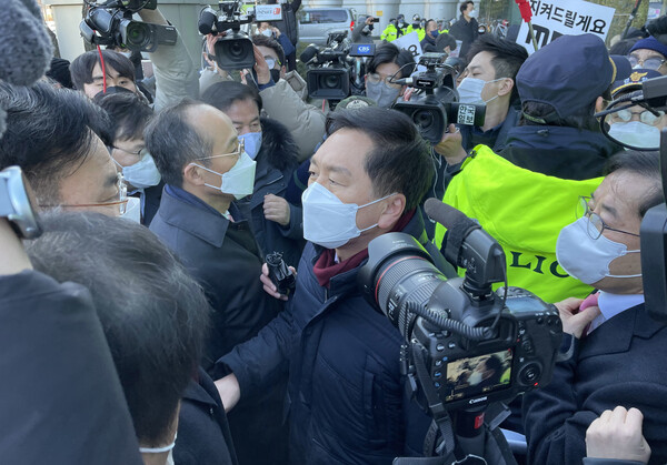 국민의힘 김기현 원내대표가 윤석열 대선후보 부인 김건희씨의 녹음파일 보도를 준비하고 있는 MBC를 항의 방문했다. (사진=뉴스1)