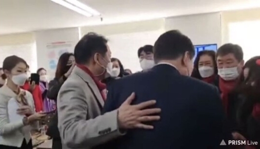 윤석열 등 두드린 무속인…무속인 자녀는 수행과 홍보 윤석열 등 두드린 무속인…무속인 자녀는 수행과 홍보