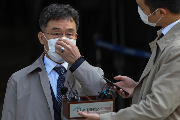 대장동 개발 로비 특혜 의혹의 핵심 인물인 화펀대유자산관리 대주주 김만배 씨가 구속 전 피의자 심문을 마치고 지난해 11월 3일 오전 서울 서초구 서울중앙지법을 나서고 있다. (사진=뉴스1)