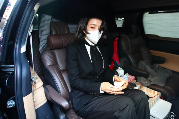 윤석열 국민의힘 대선후보의 부인 김건희씨가 지난해 12월 26일 서울 여의도 중앙당사에서 허위이력 논란과 관련해 대국민 사과문을 발표한뒤 당사를 나와 차량에 탑승하고 있다. (사진=뉴스1)
