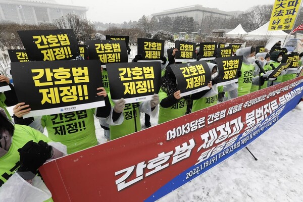 대한간호협회 관계자들이 19일 서울 영등포구 여의도 국회의사당 앞에서 '간호법 제정과 불법진료·불법의료기관 퇴출을 위한 수요집회'를 하고 있다. (사진=뉴스1)