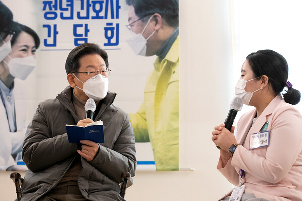 이재명 더불어민주당 대선후보가 17일 오전 서울 강서구에 위치한 이화여대 서울병원 보구녀관에서 진행된 청년 간호사들과 간담회에서 간호사들의 발언을 듣고있다. (사진=뉴스1)
