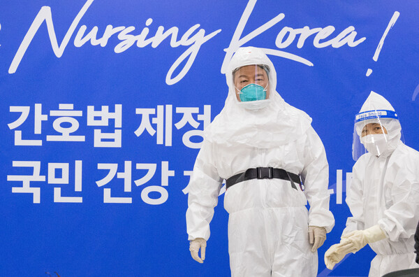 윤석열 국민의힘 대선 후보(왼쪽)가 11일 오후 서울 중구 대한간호협회에서 신경림 대한간호협회장과 함께 레벨D방호복을 입고 간담회장에 들어서고 있다. (사진=뉴스1)