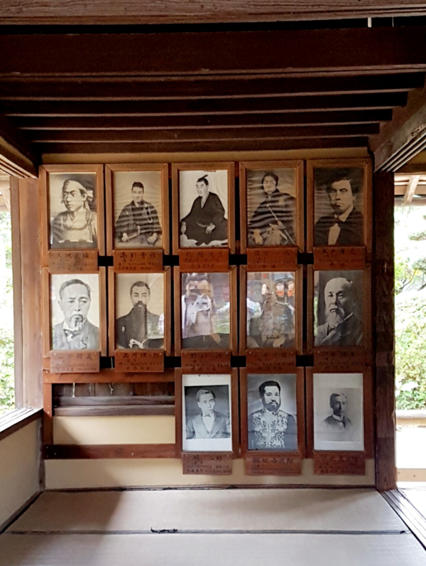 쇼카손쥬쿠 내부에 전시된 요시다 쇼인과 주요 제자들