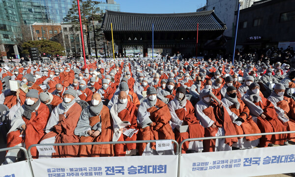 21일 오후 서울시 종로구 조계사에서 열린 전국승려대회에서 스님들이 정부 및 더불어민주당에 항의하고 있다.(사진=뉴스1) 