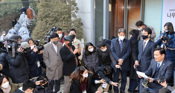 송영길 더불어민주당 대표가 21일 오후 서울시 종로구 조계사에서 열린 전국승려대회에서 사과 발언을 위한 자리가 무산되자 조계사 밖에서 사과문을 낭독하고 있다.(사진=뉴스1)