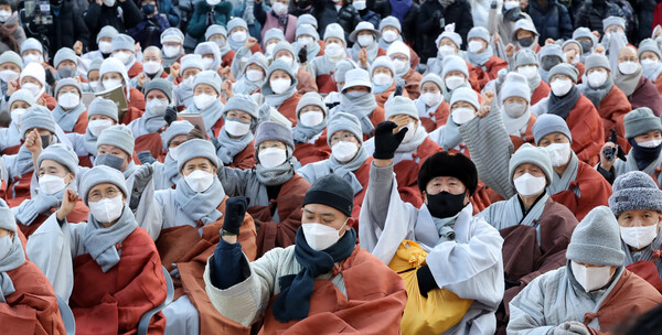 21일 오후 서울 종로구 조계사에서 열린 전국승려대회에 참석한 스님들이 정부를 규탄하는 구호를 외치고 있다. (사진=뉴스1)