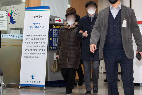 윤석열 국민의힘 대선후보의 장모 최모 씨가 25일 서울 서초구 서울고등법원에서 열린 특정경제범죄가중처벌 등에 관한 법률위반(사기)등 2심 선고 공판에서 무죄를 선고받은 후 법정을 나서고 있다. (사진=뉴스1)