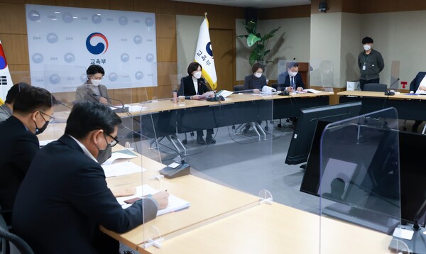 교욱부는 25일 교육신뢰회복추진단 회의를 열어 윤석열 국민의힘 대선후보의 부인 김건희씨의 과거 국민대 비전임교원 임용이 부실했다고 지적하며, 국민대에 조치를 요구했다. (사진=뉴스1) 