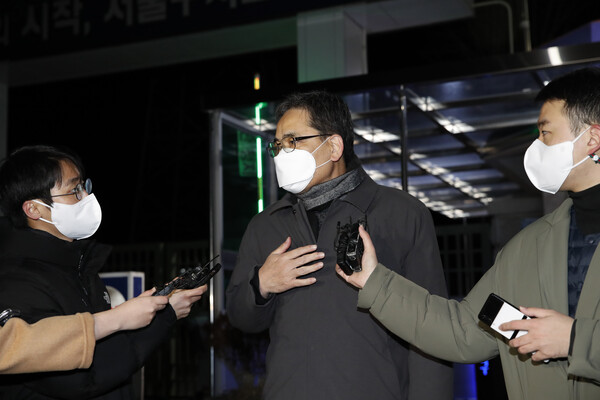 곽상도 전 의원이 지난해 11월 29일 청구된 첫 번째 구속영장이 기각된 직후인 12월 2일 새벽 서울구치소를 나서며 입장을 밝히고 있다. (사진=뉴스1)