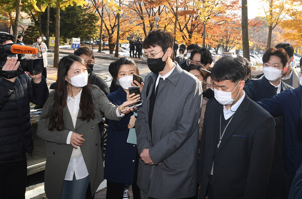 김웅 국민의힘 의원이 지난해 11월 3일 '고발 사주' 사건과 관련 고위공직자범죄수사처(공수처)에 피의자 신분으로 조사를 받기 위해 출석하고 있다. (사진=뉴스1)