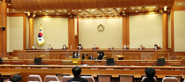 헌법재판관들이 헌법소원 및 위헌법률심판 선고를 위해 27일 오후 서울 종로구 헌법재판소 대심판정에 자리하고 있다.(사진=뉴스1)