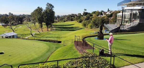'리비에라의 사나이'로 불리는 벤 호건의 동상(오른쪽)이 자리잡은 클럽하우스에서 미국 기자가 취재에 열중하고 있다. 