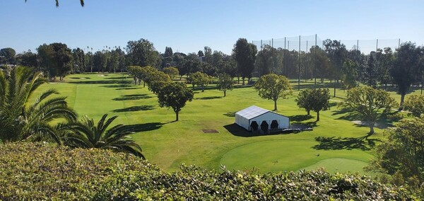 1번홀 티샷 지점에서 내려다본 페어웨이 그라운드. 가운데 흰색 텐트는 제네시스 대회 기간동안 골프기자들의 취재장소로 활용될 예정이다.  (사진=봉화식)