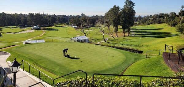 PGA 제네시스 대회 개막을 앞두고 한달동안 회원들이 플레이가 금지된 가운데 현장 인부가 연습용 퍼팅 그린 잔디를 정돈하고 있다.  