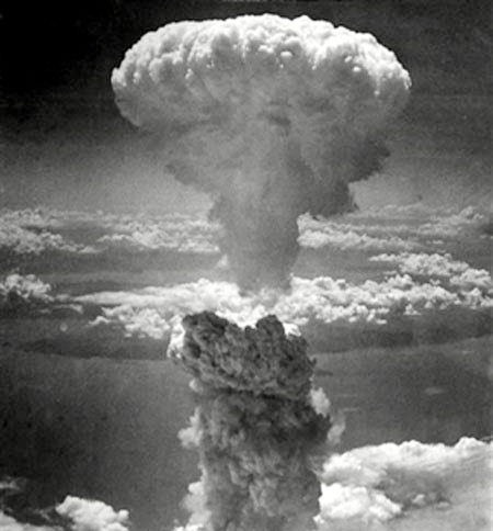 나가사키 원폭 투하 3분 후의 구름 기둥, 1945. 8. 9, AP통신