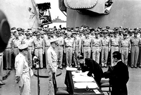도쿄에 정박한 미주리호 선상에서 맥아더 앞에서 항복 문서에 서명하는 일본, 1945. 9. 2