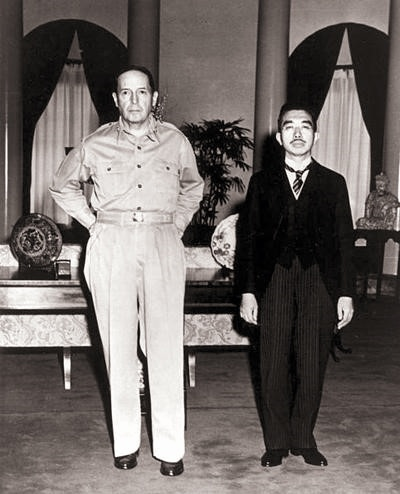 도쿄의 미국 대사관으로 맥아더를 방문한 히로히토 천황, 1945. 9. 27