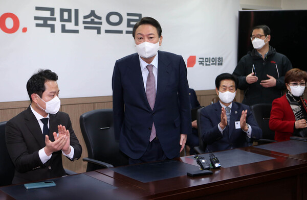 윤석열 국민의힘 대선 후보가 지난달 30일 대구시 수성구 대구시당에서 박근혜 전 대통령의 지지단체인 친박단체 대표들과 간담회를 하며 인사하고 있다. 윤 후보는 이날 "박 전 대통령의 건강이 회복되면 찾아뵙고 싶다"고 밝혔다. (사진=뉴스1)