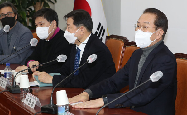 권영세 국민의힘 사무총장이 지난 25일 서울 여의도 국회에서 열린 공천관리위원회 회의에서 모두발언을 하고 있다. (사진=뉴스1) 