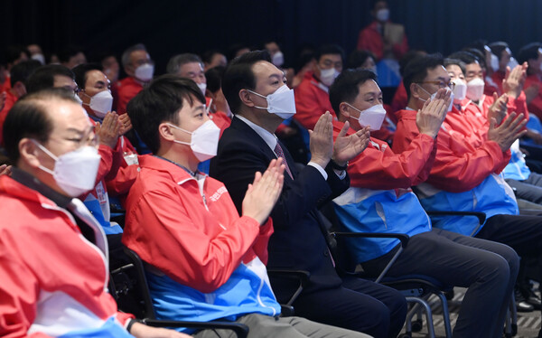 윤석열 국민의힘 대선 후보가 26일 오후 서울 여의도 중소기업중앙회에서 열린 국회의원 및 원외당협위원장 필승결의대회에서 윤석열 국민의힘 대선 후보와 이준석(앞줄 왼쪽 두번째) 대표가 박수치고 있다. (사진=뉴스1)