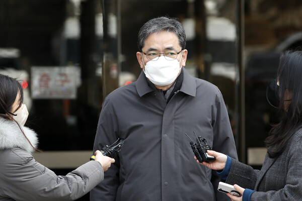 곽상도 전 국민의힘 의원이 4일 오후 서울 서초구 서울중앙지방법원에서 열린 구속 전 피의자 심문(영장실질심사)을 마친 후 취재진의 질문에 답하고 있다. (사진=뉴스1)