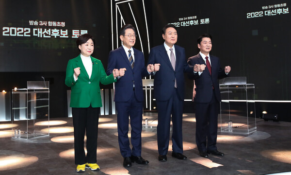 3일 오후 서울 여의도 KBS 공개홀에서 열린 대선후보 4자 TV토론에 앞서 후보들이 기념촬영을 하고 있다. 왼쪽부터 심상정 정의당 후보, 이재명 더불어민주당 후보, 윤석열 국민의힘 후보, 안철수 국민의당 후보. (사진=뉴스1)