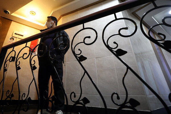 지난 1월 12일 이재명 더불어민주당 대선후보의 변호사비 대납 의혹을 제기한 이모씨가 숨진 서울 양천구 모텔에서 경찰 관계자가 현장 조사를 위해 대기하고 있다. (사진=뉴스1)