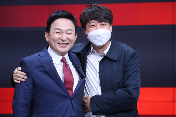 이준석 국민의힘 당 대표(오른쪽)와 원희룡 당시 국민의힘 대선경선 후보가 지난해 10월 27일 오후 강원 춘천시 동면 G1(강원민방)에서 열린 강원 합동토론회에 앞서 어깨동무를 하고 있다. (사진=뉴스1)