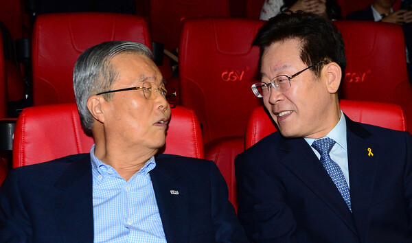 이재명 더불어민주당 후보가 성남시장 시절인 2016년 8월 15일 광복절에 당시 김종인 민주당 비상대책위원회 대표와 함께 서울 영등포의 한 영화관에서 영화 '덕혜옹주'를 관람하기 전 대화를 나누고 있다. (사진=뉴스1)