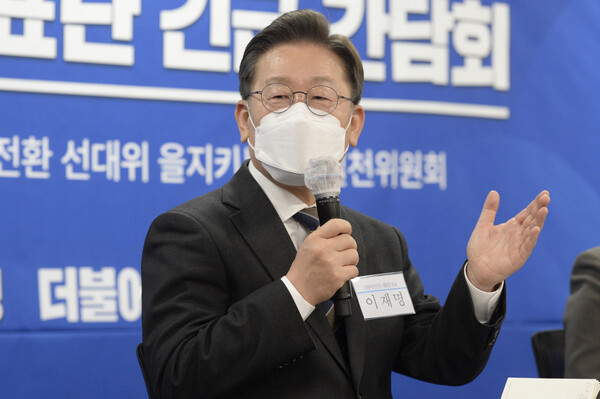 이재명 더불어민주당 대선 후보가 8일 오후 서울 강서구 방화동 방신전통시장 고객지원센터에서 열린 전국자영업자·소상공인단체 대표단 긴급 간담회에 참석해 인사말을 하고 있다. (사진=뉴스1)