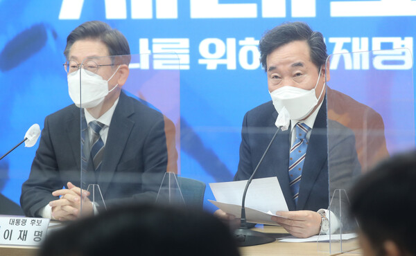 이낙연 더불어민주당 총괄선대위원장(오른쪽)이 9일 오전 서울 영등포구 중앙당사에서 열린 중앙선거대책위원회 회의에서 모두발언을 하고 있다. 왼쪽은 이재명 민주당 대선후보. (사진=뉴스1)