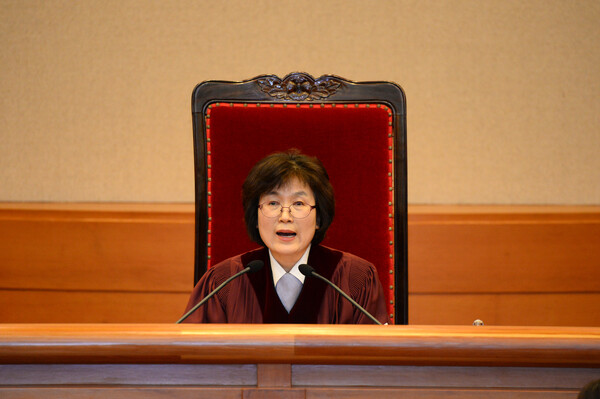 2017년 3월 10일 당시 이정미 헌법재판소 소장 권한대행이 서울 종로구 재동 헌법재판소 대심판정에서 