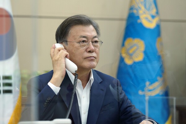 문재인 대통령이 지난 7일 오후 청와대 여민관 소회의실에서 우르줄라 폰데어라이엔 EU 집행위원장과 통화하고 있다. (사진=청와대)