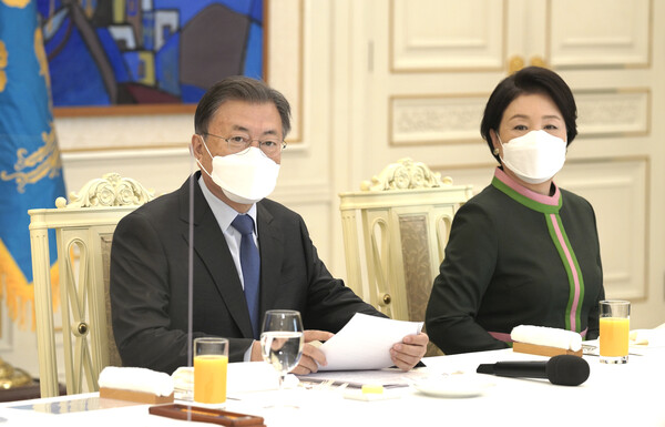 문재인 대통령과 김정숙 여사가 10일 청와대에서 열린 자립준비청년 초청 오찬 간담회에 참석했다. (사진=뉴스1)