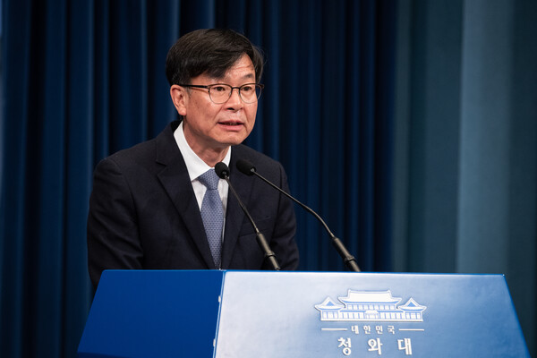 김상조 전 청와대 정책실장이 지난해 3월 29일 청와대 브리핑룸에서 퇴임인사를 하고 있다. (사진=뉴스1)