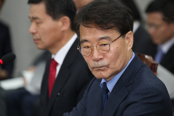 지난 2018년 11월 6일 서울 여의도 국회에서 열린 국회 운영위원회의 대통령비서실에 대한 국정감사에 참석한 장하성 당시 청와대 정책실장. (사진=뉴스1)