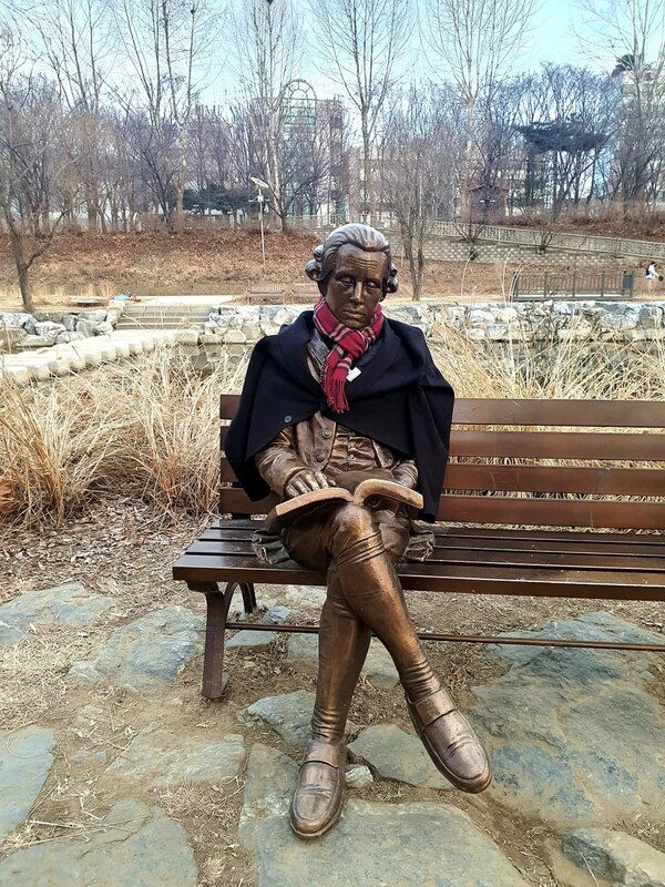 한껏 멋을 낸 겨울 양재천의 칸트 (1724~1804), 2022. 1. 24  / 사진=하광용 